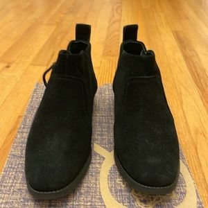 Ugg. Size 7.5. Black Suede Ankle Boots. Worn 1x. Excellent condition